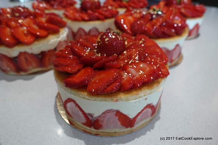 Fraisier cakes with fresh strawberries